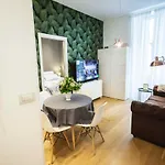 Toffee Mombello - Seven