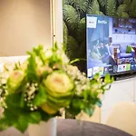 Toffee Mombello - Seven