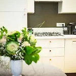 Toffee Mombello - Seven アパート