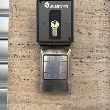 Toffee Mombello - Seven アパート *